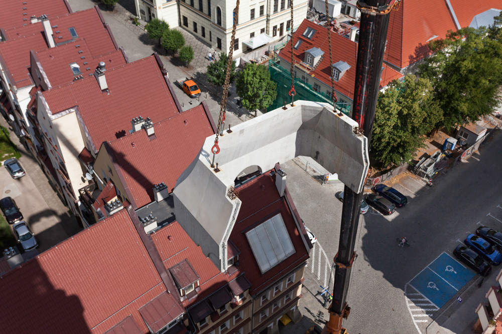 Montaż kopuł na wieży kościoła
